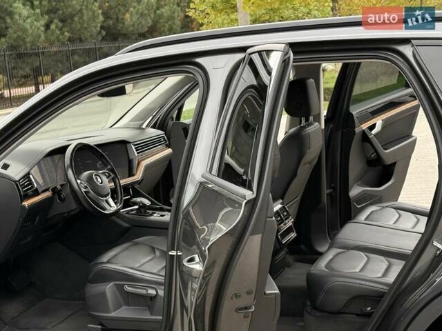 Серый Фольксваген Туарег, объемом двигателя 2.99 л и пробегом 200 тыс. км за 33700 $, фото 51 на Automoto.ua