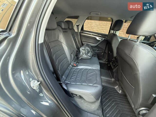 Серый Фольксваген Туарег, объемом двигателя 3 л и пробегом 106 тыс. км за 44700 $, фото 21 на Automoto.ua