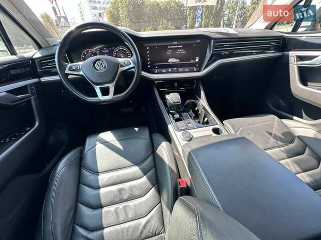 Серый Фольксваген Туарег, объемом двигателя 2.99 л и пробегом 69 тыс. км за 44999 $, фото 18 на Automoto.ua