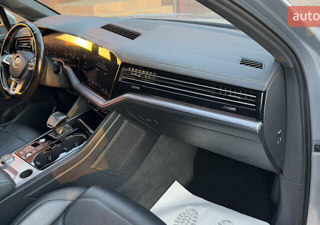 Серый Фольксваген Туарег, объемом двигателя 2.97 л и пробегом 163 тыс. км за 43800 $, фото 71 на Automoto.ua