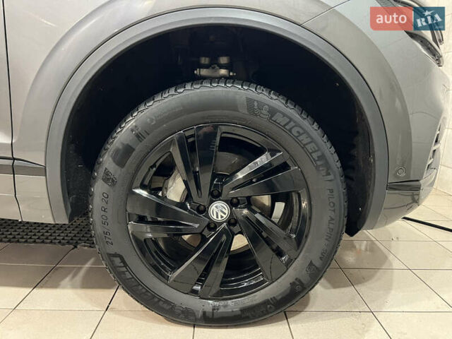 Серый Фольксваген Туарег, объемом двигателя 2.97 л и пробегом 225 тыс. км за 43900 $, фото 16 на Automoto.ua