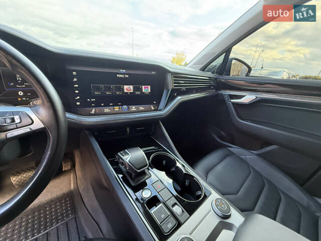 Серый Фольксваген Туарег, объемом двигателя 3 л и пробегом 106 тыс. км за 44700 $, фото 33 на Automoto.ua