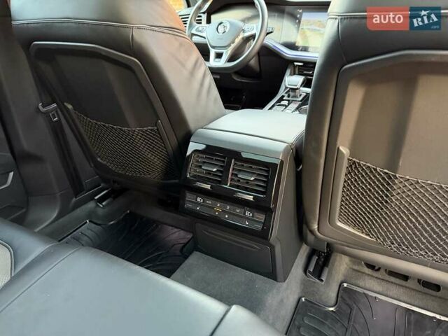 Серый Фольксваген Туарег, объемом двигателя 2.97 л и пробегом 139 тыс. км за 45900 $, фото 50 на Automoto.ua