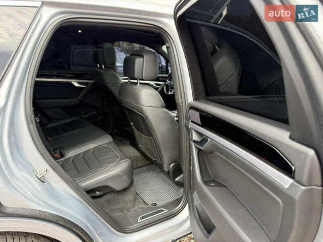 Серый Фольксваген Туарег, объемом двигателя 3 л и пробегом 109 тыс. км за 39700 $, фото 41 на Automoto.ua