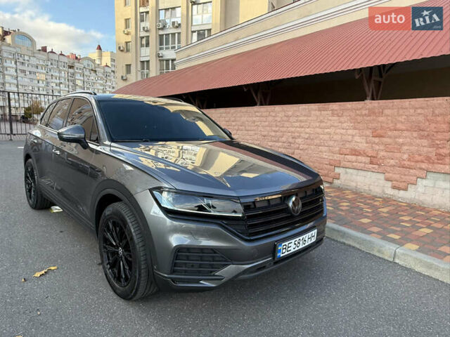 Серый Фольксваген Туарег, объемом двигателя 3 л и пробегом 106 тыс. км за 44700 $, фото 1 на Automoto.ua