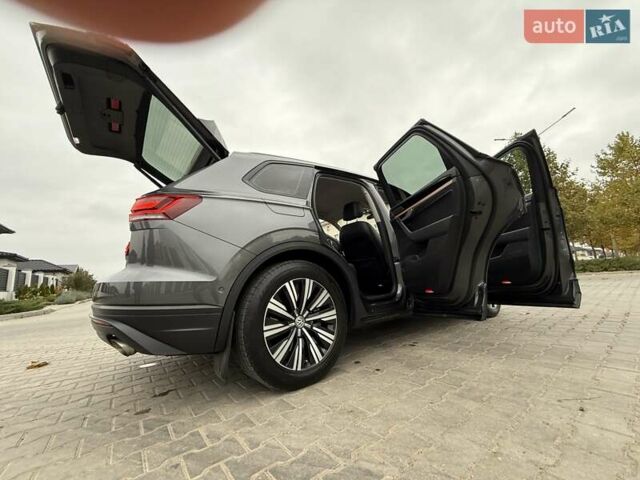 Серый Фольксваген Туарег, объемом двигателя 2.99 л и пробегом 200 тыс. км за 33700 $, фото 55 на Automoto.ua