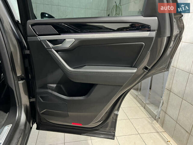 Серый Фольксваген Туарег, объемом двигателя 2.97 л и пробегом 225 тыс. км за 43900 $, фото 27 на Automoto.ua