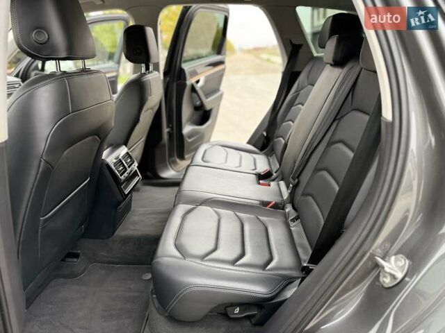 Серый Фольксваген Туарег, объемом двигателя 2.99 л и пробегом 200 тыс. км за 33700 $, фото 30 на Automoto.ua