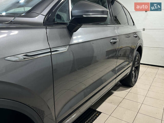 Серый Фольксваген Туарег, объемом двигателя 2.97 л и пробегом 225 тыс. км за 43900 $, фото 8 на Automoto.ua