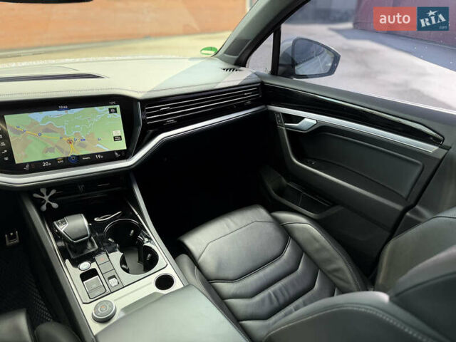 Серый Фольксваген Туарег, объемом двигателя 3 л и пробегом 110 тыс. км за 39900 $, фото 13 на Automoto.ua