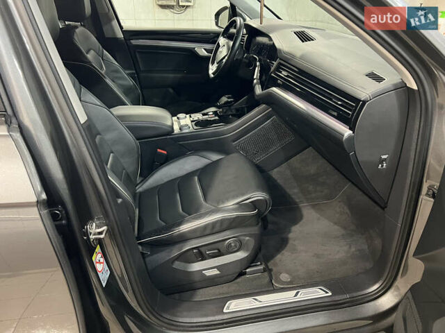 Серый Фольксваген Туарег, объемом двигателя 2.97 л и пробегом 225 тыс. км за 43900 $, фото 30 на Automoto.ua