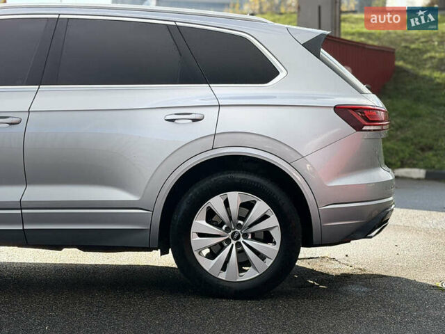Серый Фольксваген Туарег, объемом двигателя 3 л и пробегом 110 тыс. км за 39900 $, фото 3 на Automoto.ua