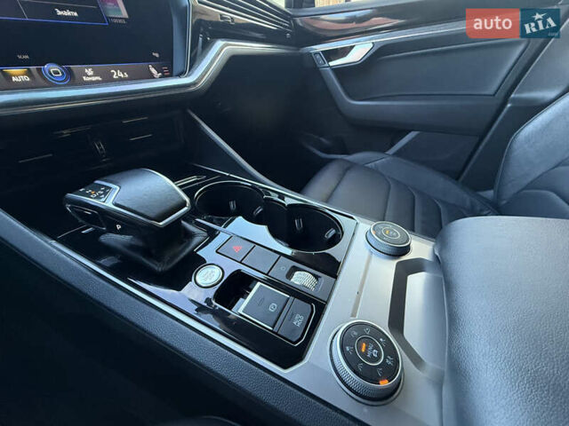 Серый Фольксваген Туарег, объемом двигателя 3 л и пробегом 106 тыс. км за 44700 $, фото 5 на Automoto.ua