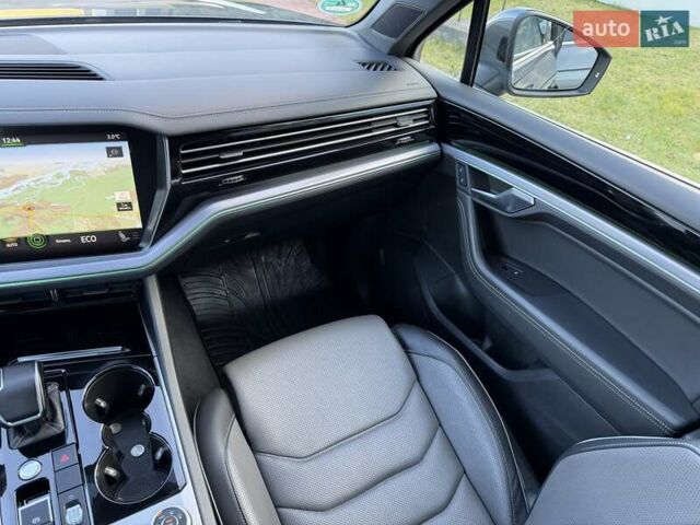 Серый Фольксваген Туарег, объемом двигателя 2.97 л и пробегом 139 тыс. км за 45900 $, фото 25 на Automoto.ua