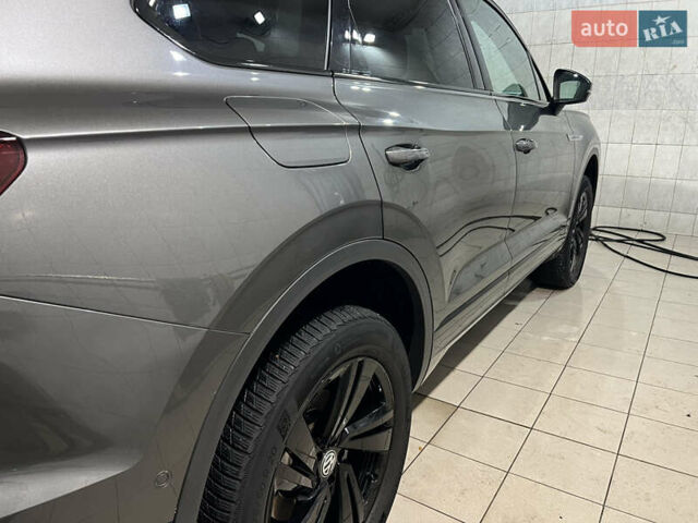 Серый Фольксваген Туарег, объемом двигателя 2.97 л и пробегом 225 тыс. км за 43900 $, фото 10 на Automoto.ua