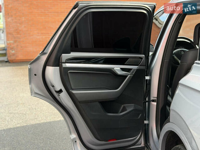 Серый Фольксваген Туарег, объемом двигателя 3 л и пробегом 110 тыс. км за 39900 $, фото 17 на Automoto.ua