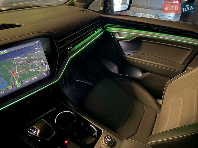 Серый Фольксваген Туарег, объемом двигателя 2.97 л и пробегом 139 тыс. км за 45900 $, фото 21 на Automoto.ua