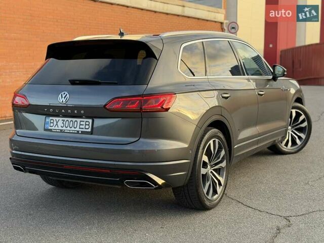 Серый Фольксваген Туарег, объемом двигателя 2.97 л и пробегом 139 тыс. км за 45900 $, фото 3 на Automoto.ua