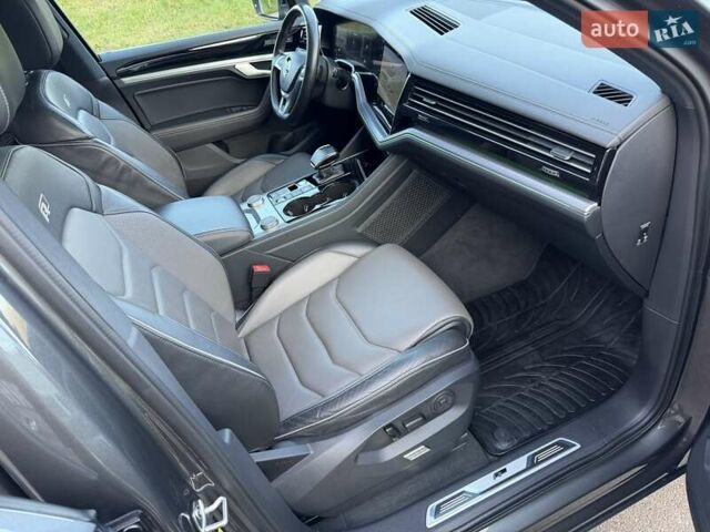 Серый Фольксваген Туарег, объемом двигателя 2.97 л и пробегом 139 тыс. км за 45900 $, фото 31 на Automoto.ua