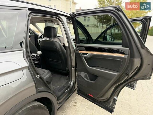 Серый Фольксваген Туарег, объемом двигателя 2.99 л и пробегом 200 тыс. км за 33700 $, фото 37 на Automoto.ua