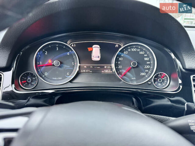 Серый Фольксваген Туарег, объемом двигателя 3 л и пробегом 228 тыс. км за 34900 $, фото 9 на Automoto.ua