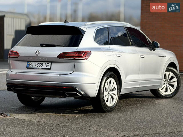 Серый Фольксваген Туарег, объемом двигателя 3 л и пробегом 110 тыс. км за 39900 $, фото 1 на Automoto.ua