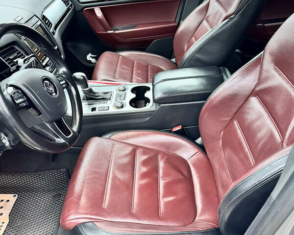 Серый Фольксваген Туарег, объемом двигателя 3 л и пробегом 228 тыс. км за 34900 $, фото 7 на Automoto.ua