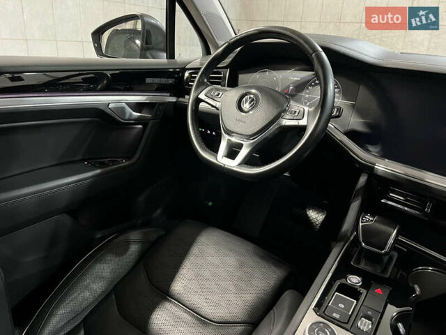 Серый Фольксваген Туарег, объемом двигателя 2.97 л и пробегом 225 тыс. км за 43900 $, фото 33 на Automoto.ua