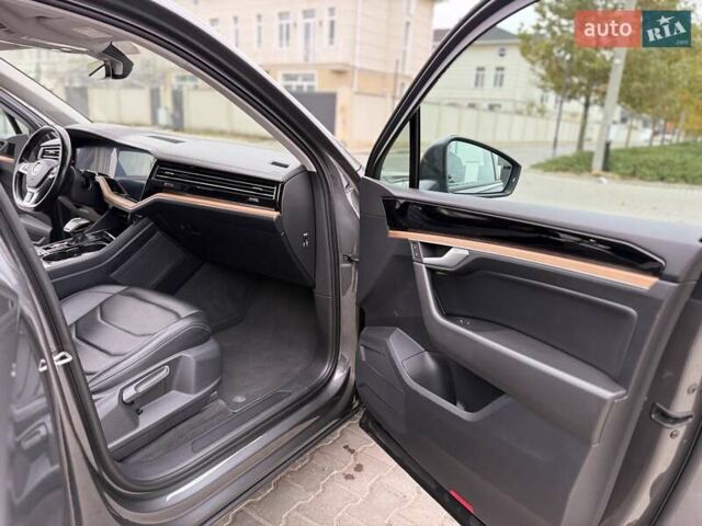 Серый Фольксваген Туарег, объемом двигателя 2.99 л и пробегом 200 тыс. км за 33700 $, фото 40 на Automoto.ua