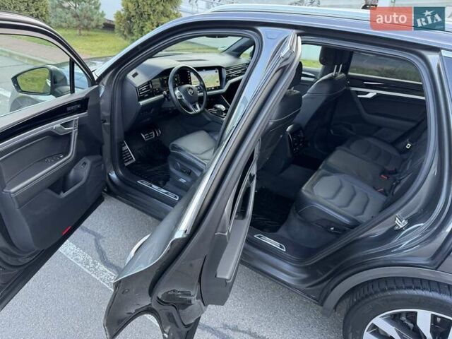 Серый Фольксваген Туарег, объемом двигателя 2.97 л и пробегом 139 тыс. км за 45900 $, фото 35 на Automoto.ua