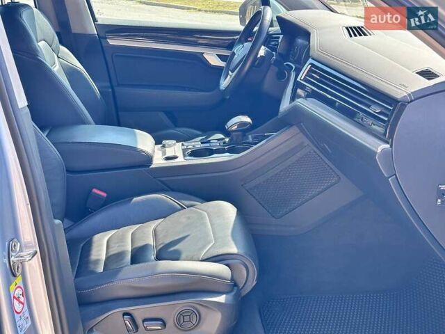 Серый Фольксваген Туарег, объемом двигателя 2.99 л и пробегом 69 тыс. км за 44999 $, фото 15 на Automoto.ua