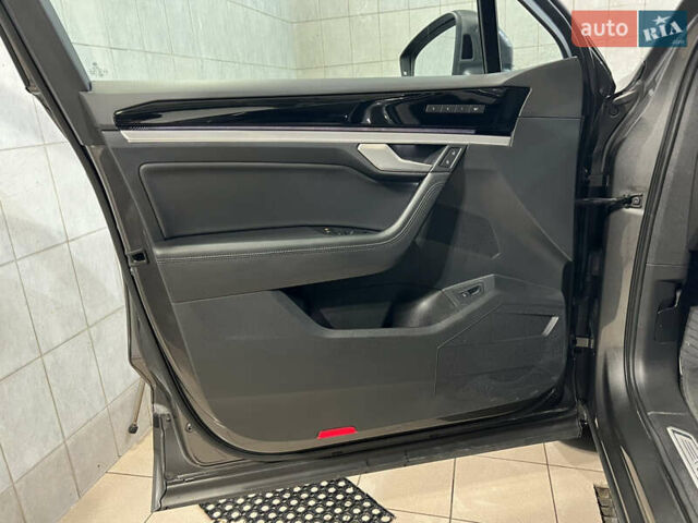 Серый Фольксваген Туарег, объемом двигателя 2.97 л и пробегом 225 тыс. км за 43900 $, фото 23 на Automoto.ua