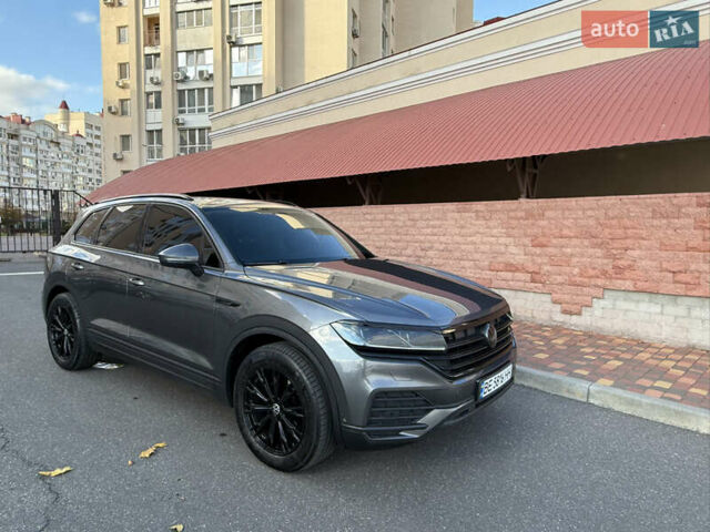 Серый Фольксваген Туарег, объемом двигателя 3 л и пробегом 106 тыс. км за 44700 $, фото 2 на Automoto.ua