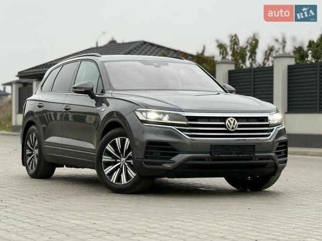 Серый Фольксваген Туарег, объемом двигателя 2.99 л и пробегом 200 тыс. км за 33700 $, фото 7 на Automoto.ua