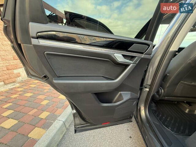 Серый Фольксваген Туарег, объемом двигателя 3 л и пробегом 106 тыс. км за 44700 $, фото 23 на Automoto.ua