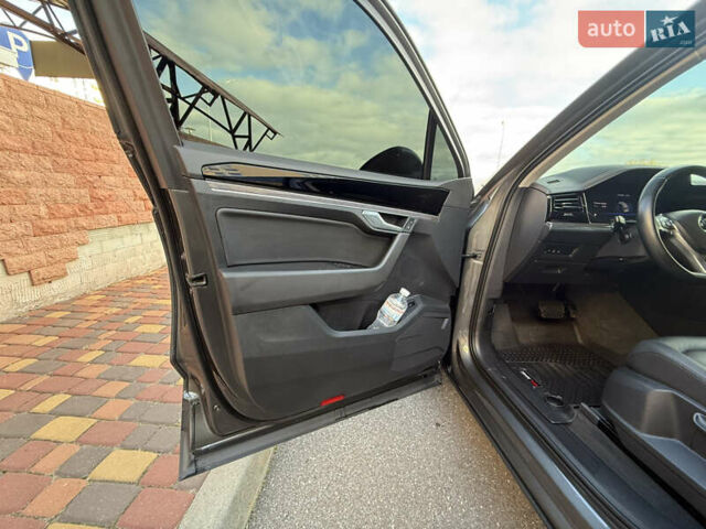 Серый Фольксваген Туарег, объемом двигателя 3 л и пробегом 106 тыс. км за 44700 $, фото 29 на Automoto.ua