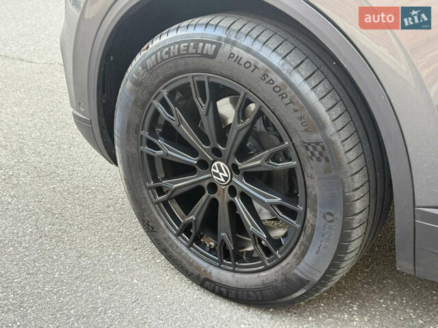 Серый Фольксваген Туарег, объемом двигателя 3 л и пробегом 106 тыс. км за 44700 $, фото 59 на Automoto.ua