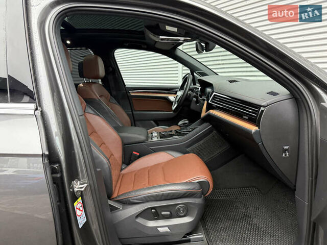 Серый Фольксваген Туарег, объемом двигателя 3 л и пробегом 85 тыс. км за 56500 $, фото 41 на Automoto.ua