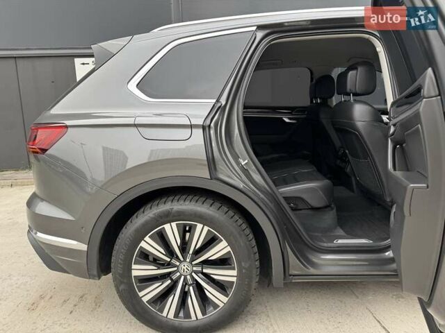 Серый Фольксваген Туарег, объемом двигателя 3 л и пробегом 246 тыс. км за 41750 $, фото 30 на Automoto.ua