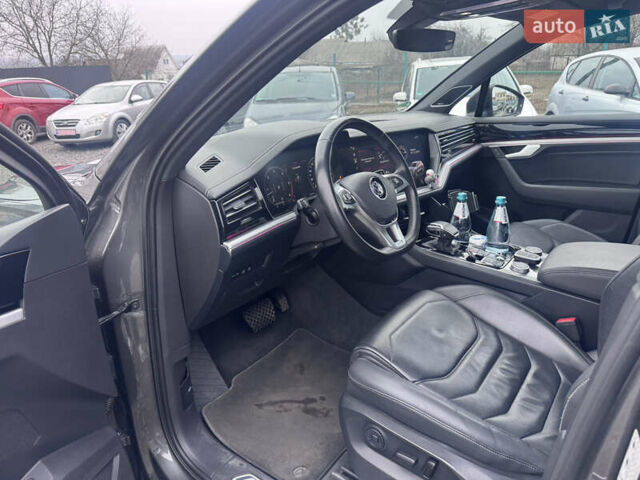 Серый Фольксваген Туарег, объемом двигателя 2.97 л и пробегом 155 тыс. км за 54500 $, фото 25 на Automoto.ua