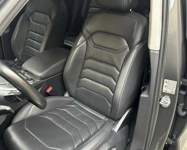 Серый Фольксваген Туарег, объемом двигателя 2.97 л и пробегом 246 тыс. км за 42000 $, фото 8 на Automoto.ua