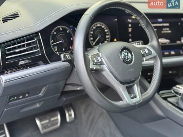 Серый Фольксваген Туарег, объемом двигателя 2.97 л и пробегом 142 тыс. км за 49700 $, фото 3 на Automoto.ua