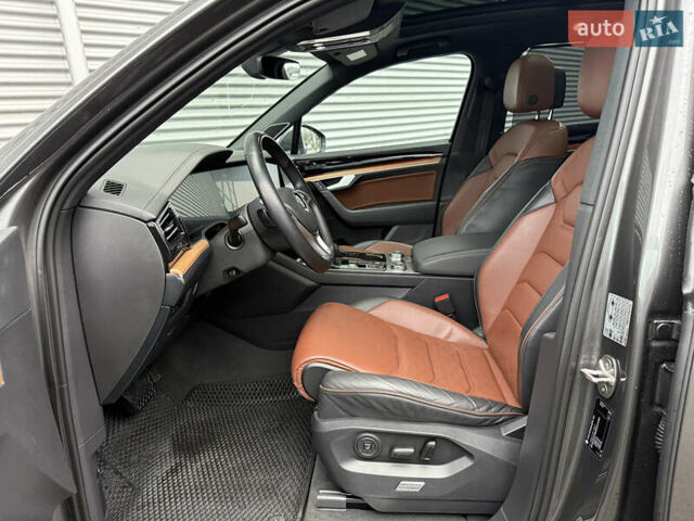 Серый Фольксваген Туарег, объемом двигателя 3 л и пробегом 85 тыс. км за 56500 $, фото 63 на Automoto.ua