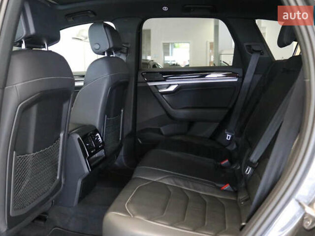 Серый Фольксваген Туарег, объемом двигателя 2.97 л и пробегом 130 тыс. км за 48900 $, фото 3 на Automoto.ua