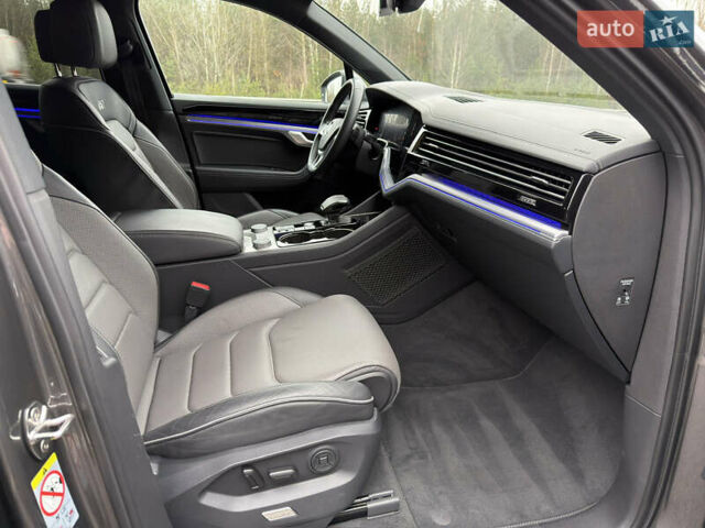 Сірий Фольксваген Туарег, об'ємом двигуна 3 л та пробігом 45 тис. км за 59999 $, фото 88 на Automoto.ua