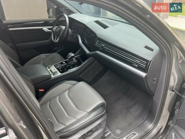 Серый Фольксваген Туарег, объемом двигателя 2.97 л и пробегом 166 тыс. км за 53000 $, фото 13 на Automoto.ua