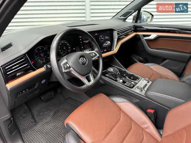 Серый Фольксваген Туарег, объемом двигателя 3 л и пробегом 85 тыс. км за 56500 $, фото 68 на Automoto.ua