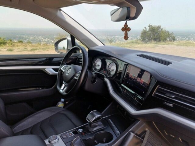 Серый Фольксваген Туарег, объемом двигателя 3 л и пробегом 79 тыс. км за 40500 $, фото 2 на Automoto.ua