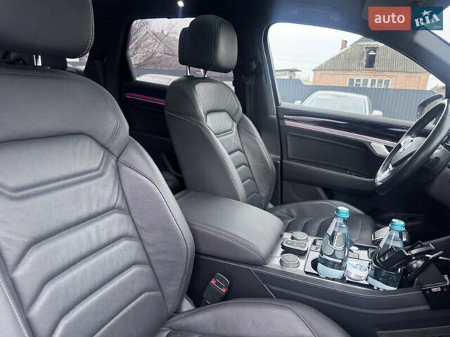 Серый Фольксваген Туарег, объемом двигателя 2.97 л и пробегом 155 тыс. км за 54500 $, фото 35 на Automoto.ua