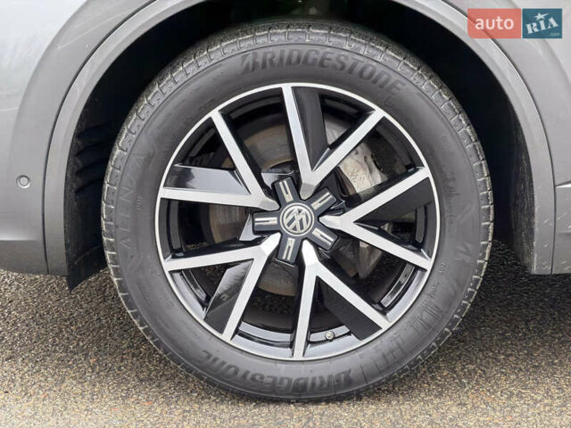 Сірий Фольксваген Туарег, об'ємом двигуна 3 л та пробігом 45 тис. км за 59999 $, фото 35 на Automoto.ua